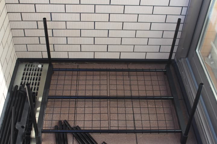 ビニール温室組み立て中