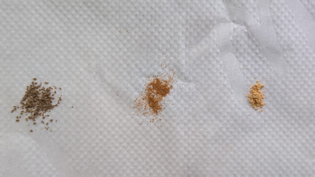 メダカのエサの粒の大きさ比較