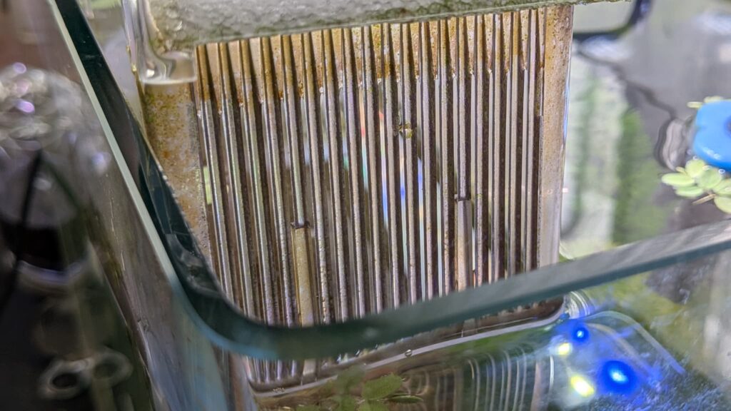 2WAY隔離ボックスの横の隙間